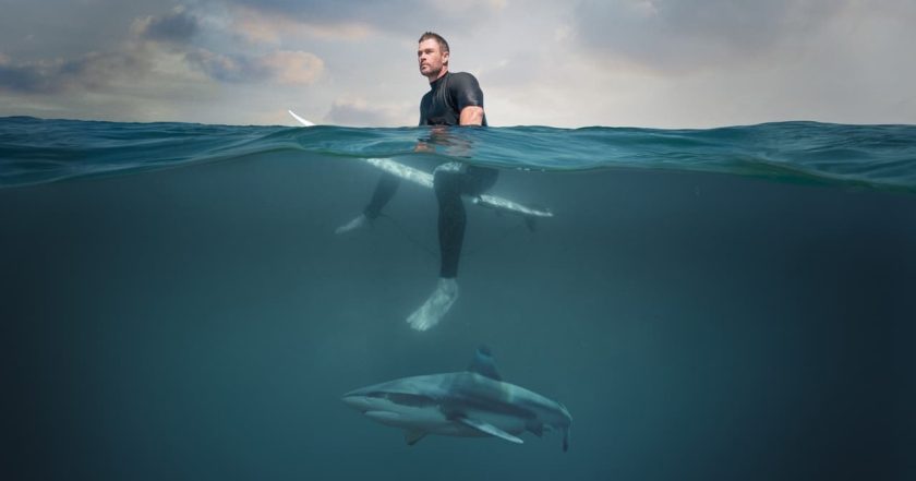 Chris Hemsworth na pláži žraloků