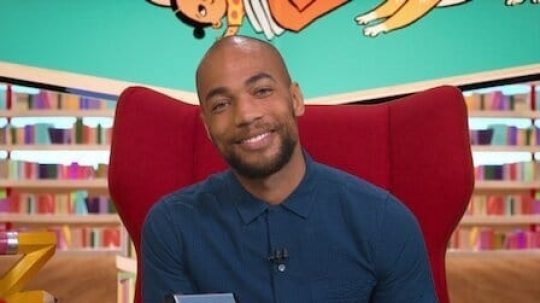 Knihovnička - Kendrick Sampson čte „Protirasistické dítě“