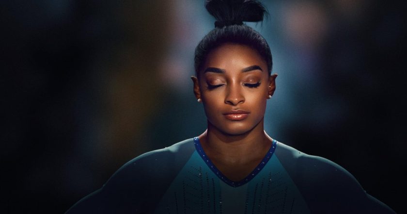 Simone Biles se zvedá