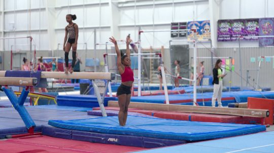 Simone Biles se zvedá - Nezlomná