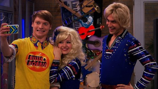 Austin a Ally - Parťáci & podrazy