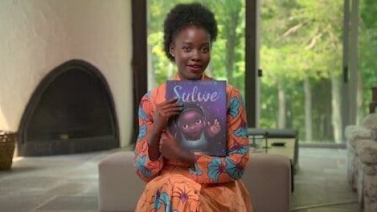 Knihovnička - Lupita Nyong’o čte knihu „Sulwe“