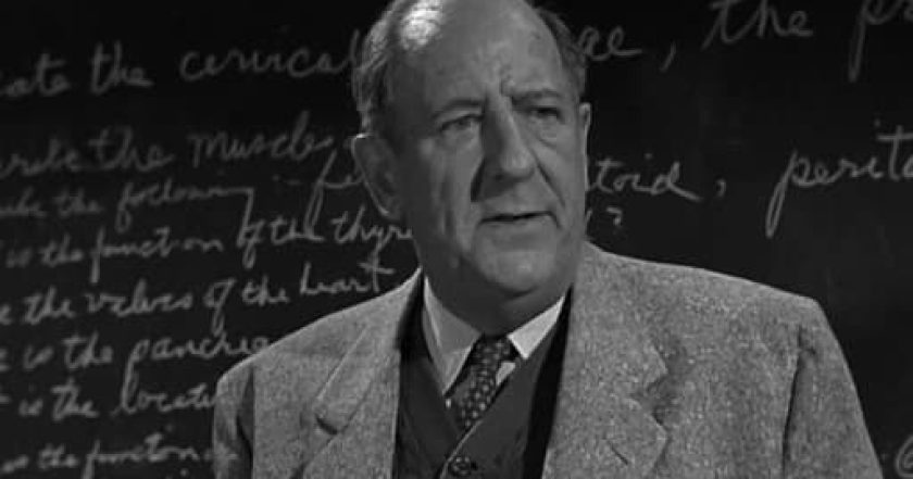 Alfred Hitchcock uvádí