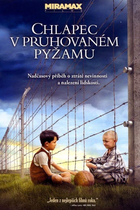 Chlapec v pruhovaném pyžamu