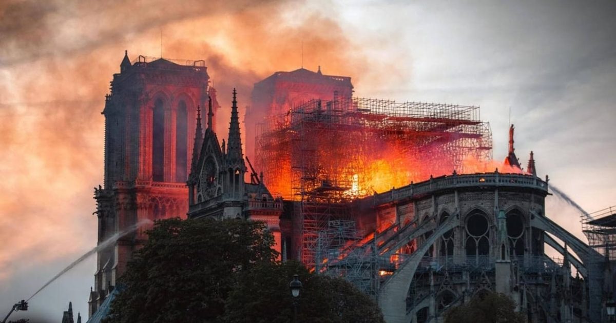 Notre-Dame v plamenech