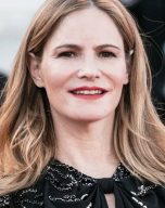 Jennifer Jason Leigh