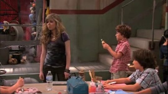 iCarly - iCarly prodává trička