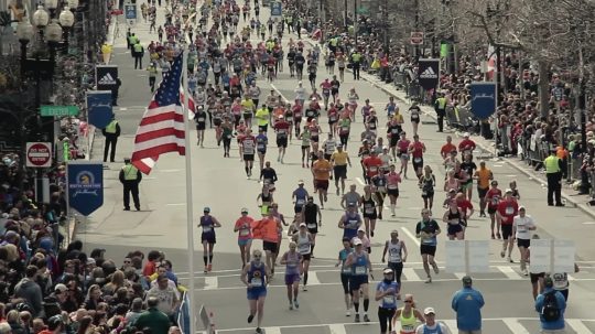 Americká štvanice: Útok na Bostonský maraton - Bílá kšiltovka, černá kšiltovka